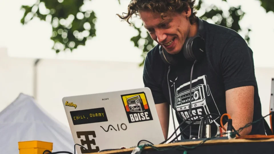 Best laptop for DJing expert explains updated Mar 2025 DeeJay Plaza